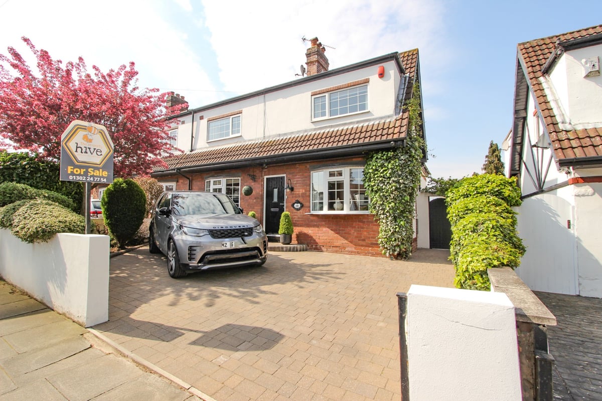 3 bedroom semidetached house for sale, Chestnut Avenue, Wheatley Hills