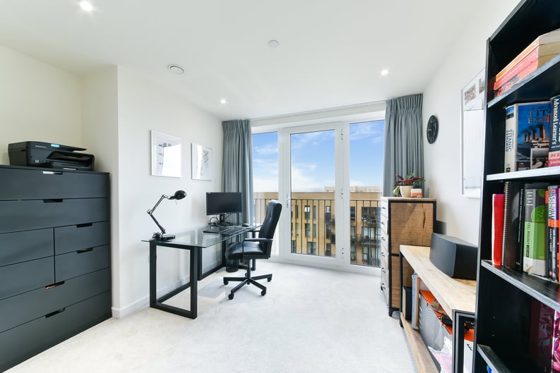2 bedroom(s) apartment to sale in Moorhen Drive, London-image 9