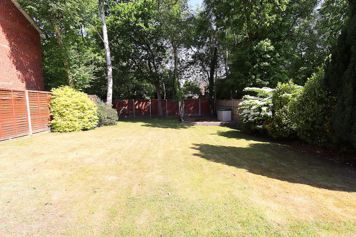 The Potteries, Farnborough, GU14 9JR