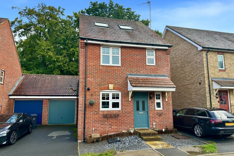 BAGSHOT, £525,000