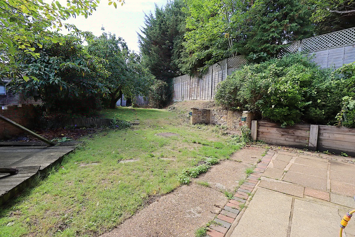 Barnes Close, Farnborough, GU14 7JA