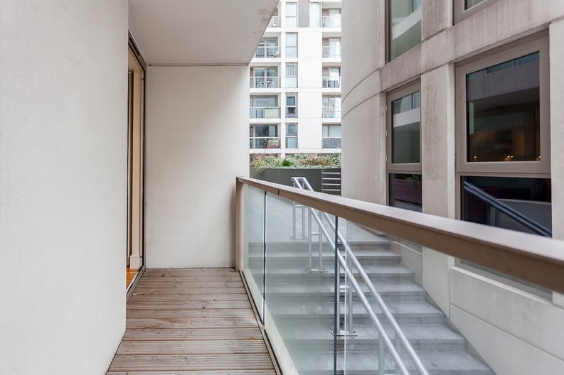 1 bedroom(s) apartment to sale in Lanterns Court, Millharbour, Canary Wharf, London-image 3