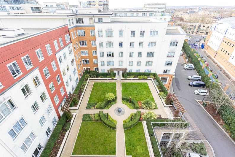 3 bedroom(s) apartment to sale in Boulevard Drive, Colindale, London-image 38
