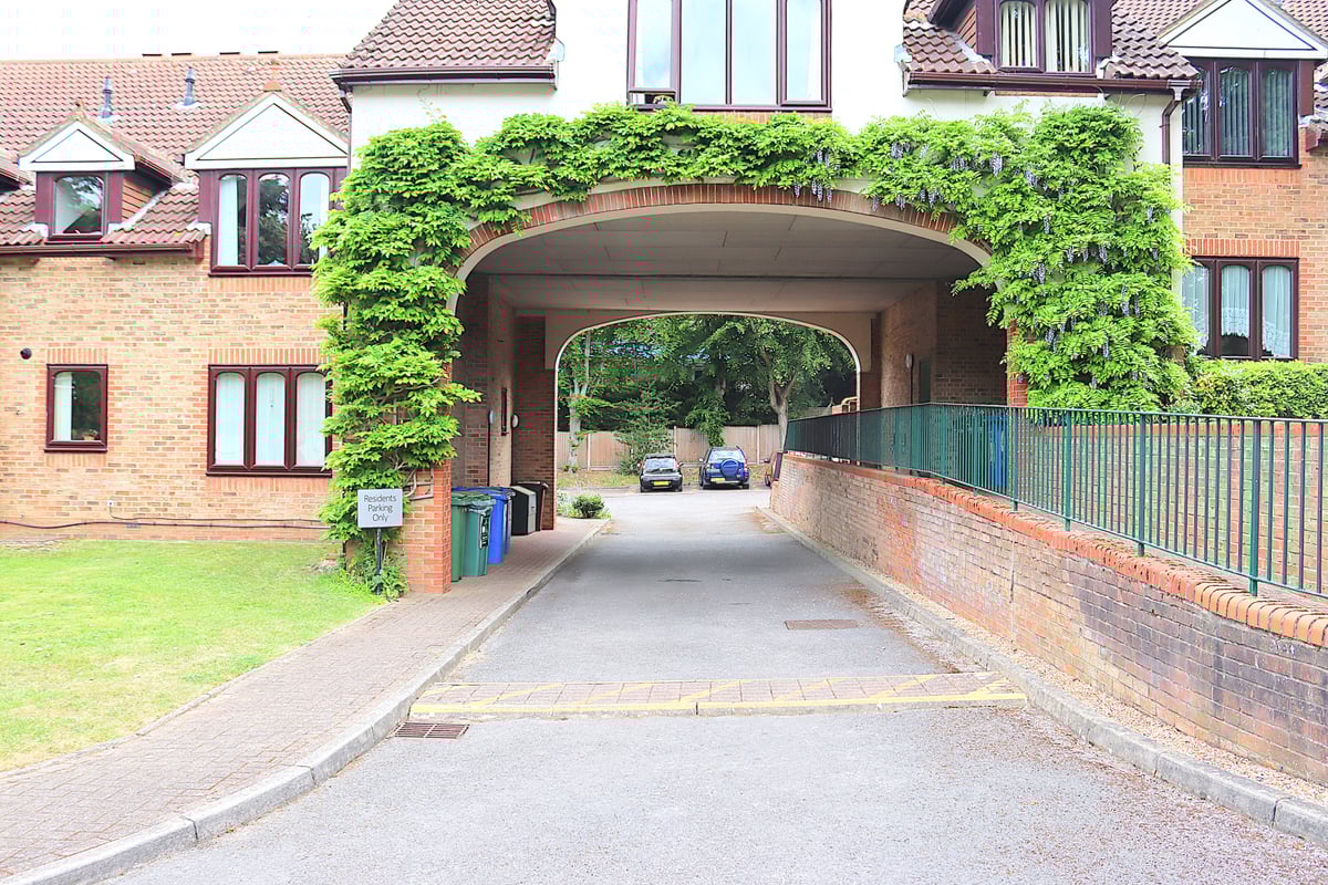 24 Cooper Court, Salisbury Road, Farnborough, GU14 7AZ