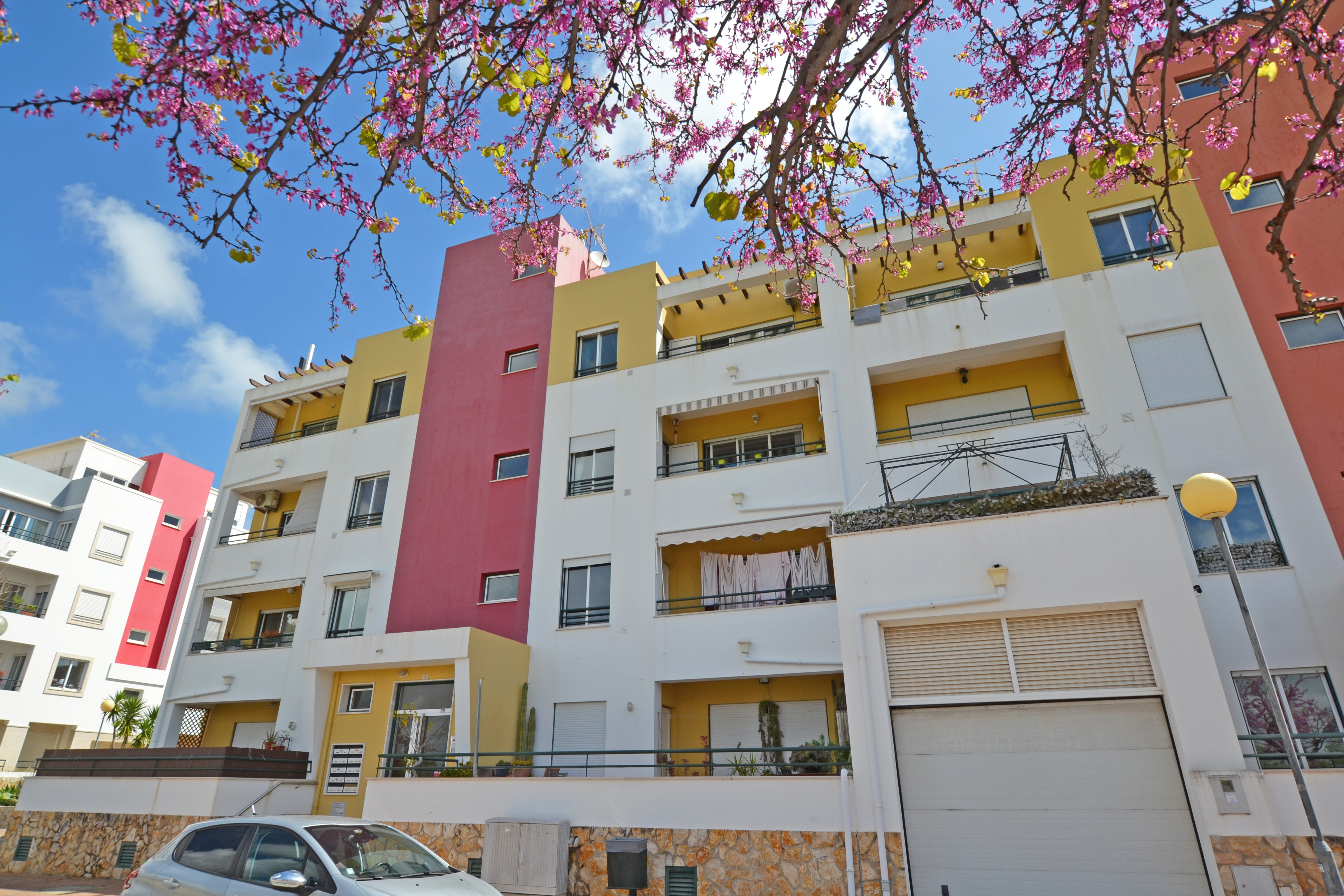 Main Photo of a 3 bedroom  Apartment for sale