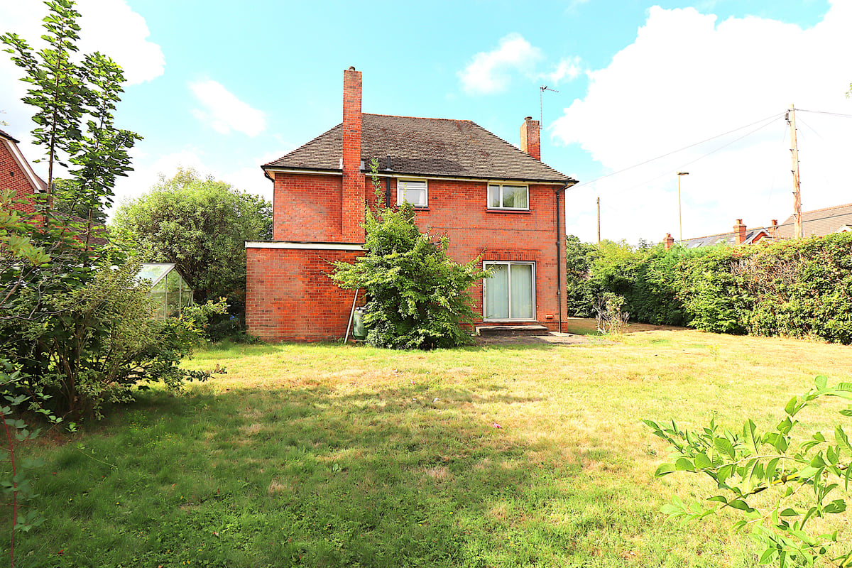 Revelstoke Avenue, Farnborough, GU14 8NQ