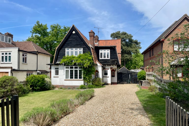 FARNBOROUGH, £800,000