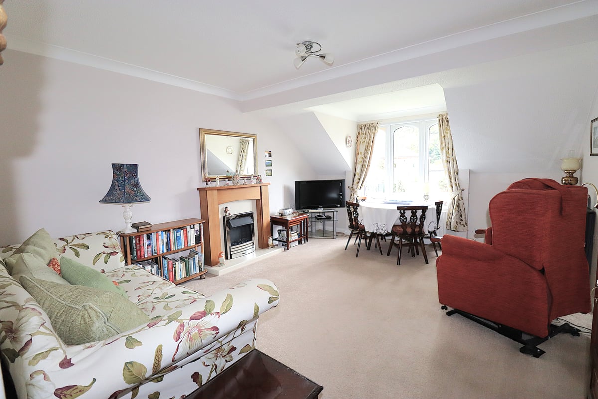 24 Cooper Court, Salisbury Road, Farnborough, GU14 7AZ