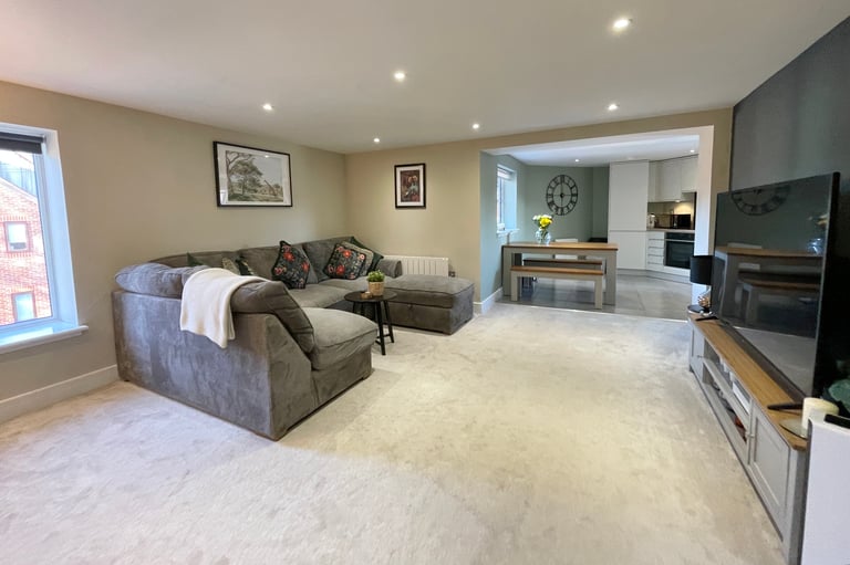 Farnborough, £325,000