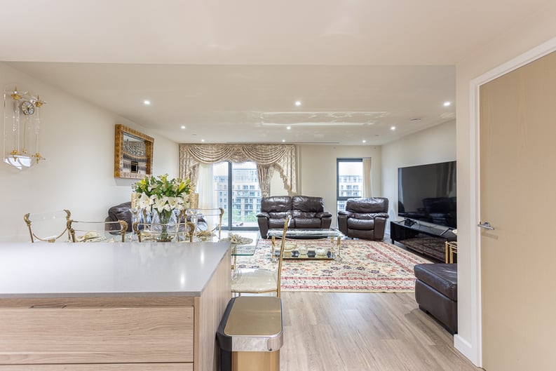 2 bedroom(s) apartment to sale in Beaufort Square, Colindale, London-image 18