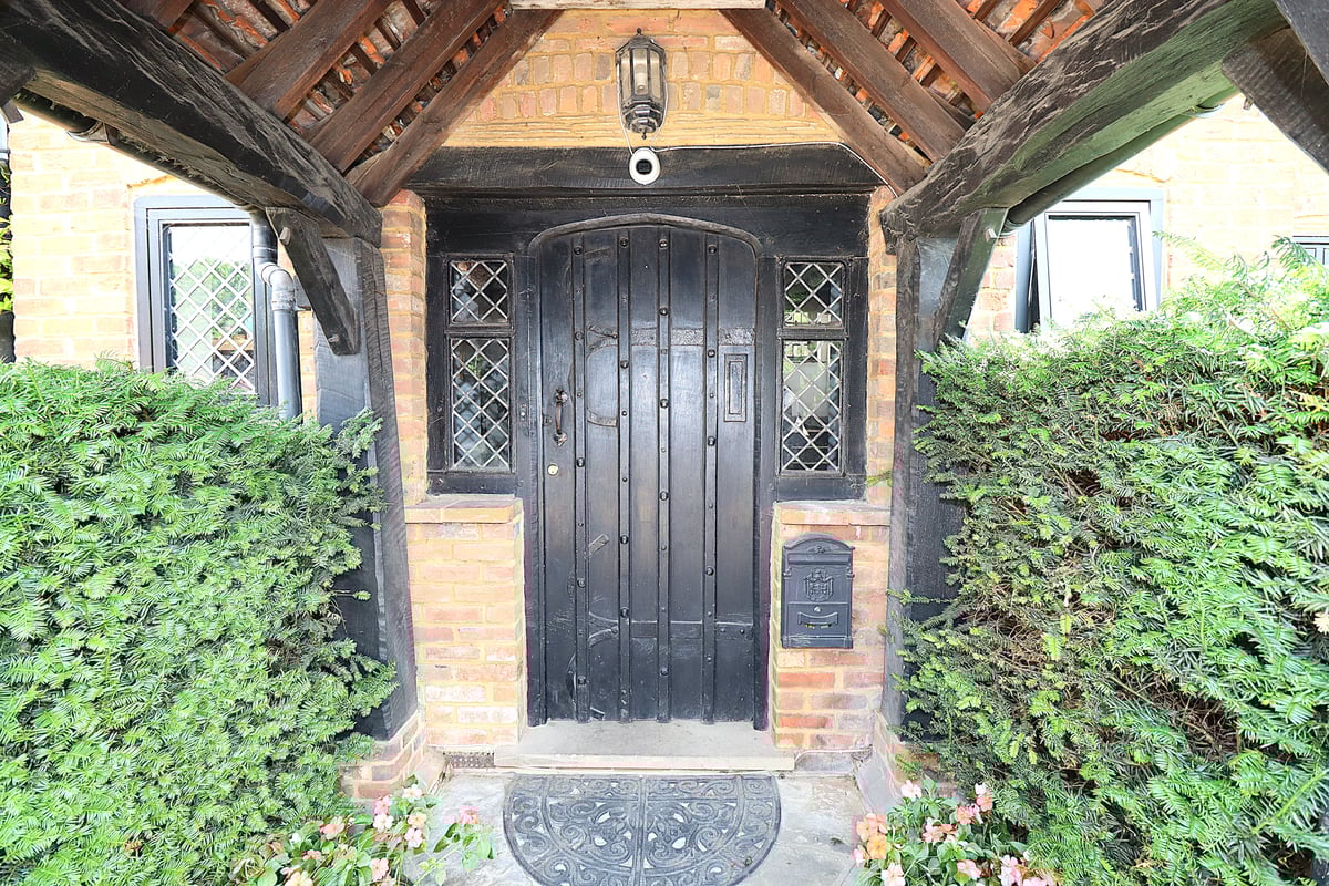 Farnborough Road, Farnborough, GU14 7JL