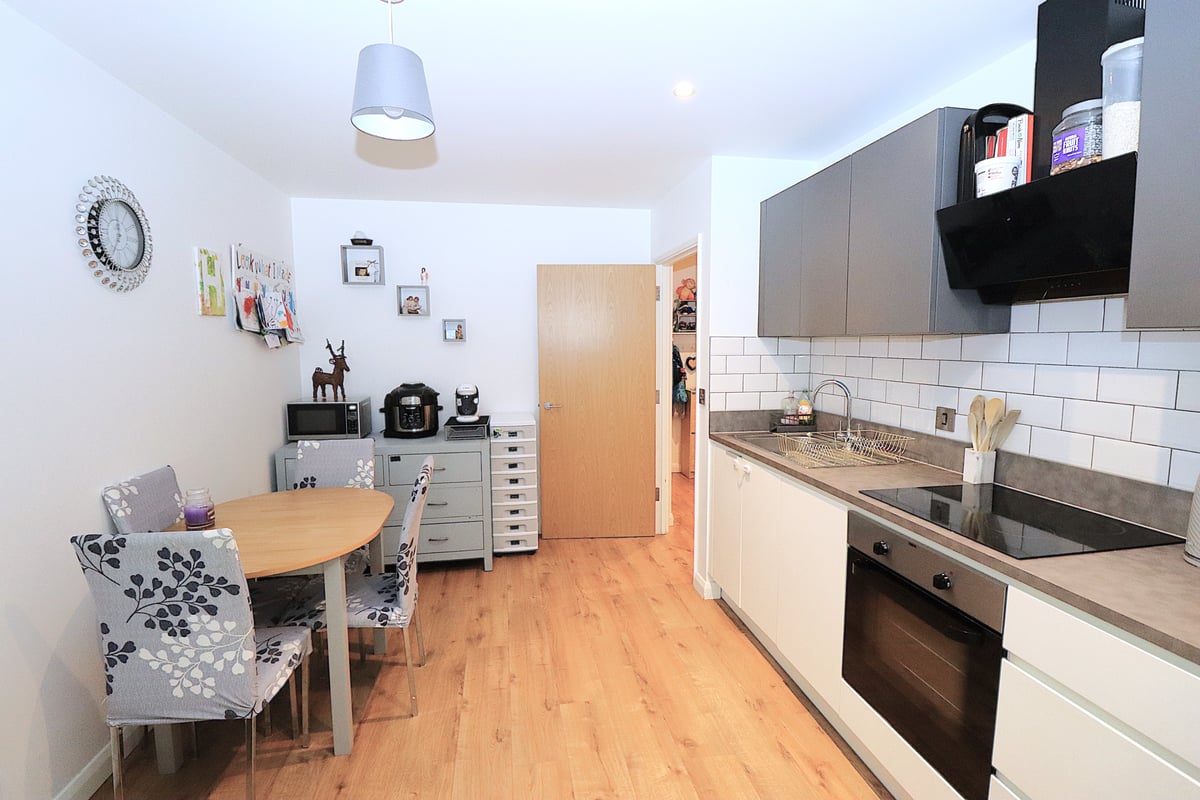 Farnborough Road, Farnborough, GU14 7GZ