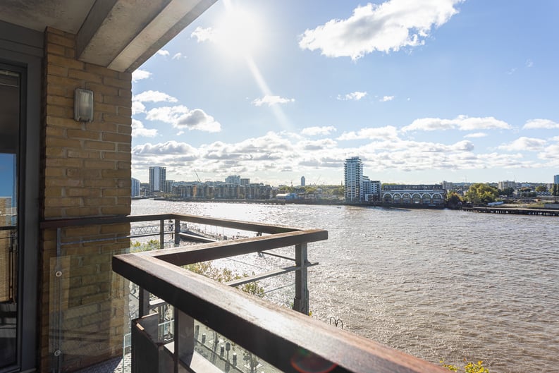 2 bedroom(s) apartment to sale in Maritime Quay, Isle of Dogs, London-image 1