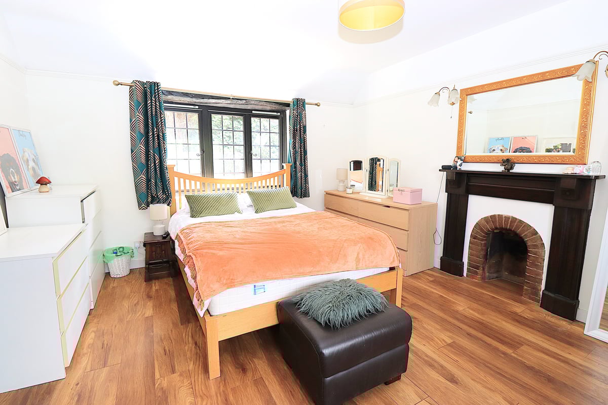 Farnborough Road, Farnborough, GU14 7JL