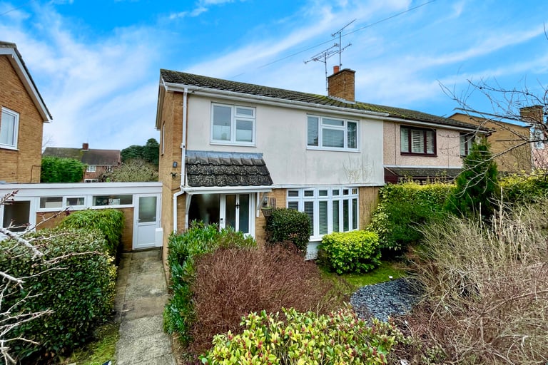 CROWTHORNE, &pound;425,000