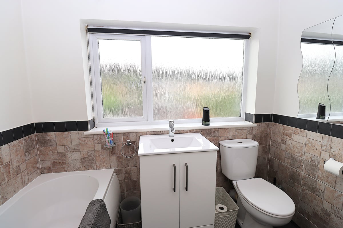  Shepherds Walk, FARNBOROUGH, GU14 9EY