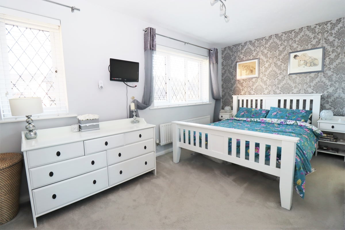 Ryves Avenue, Yateley, GU46 6FD