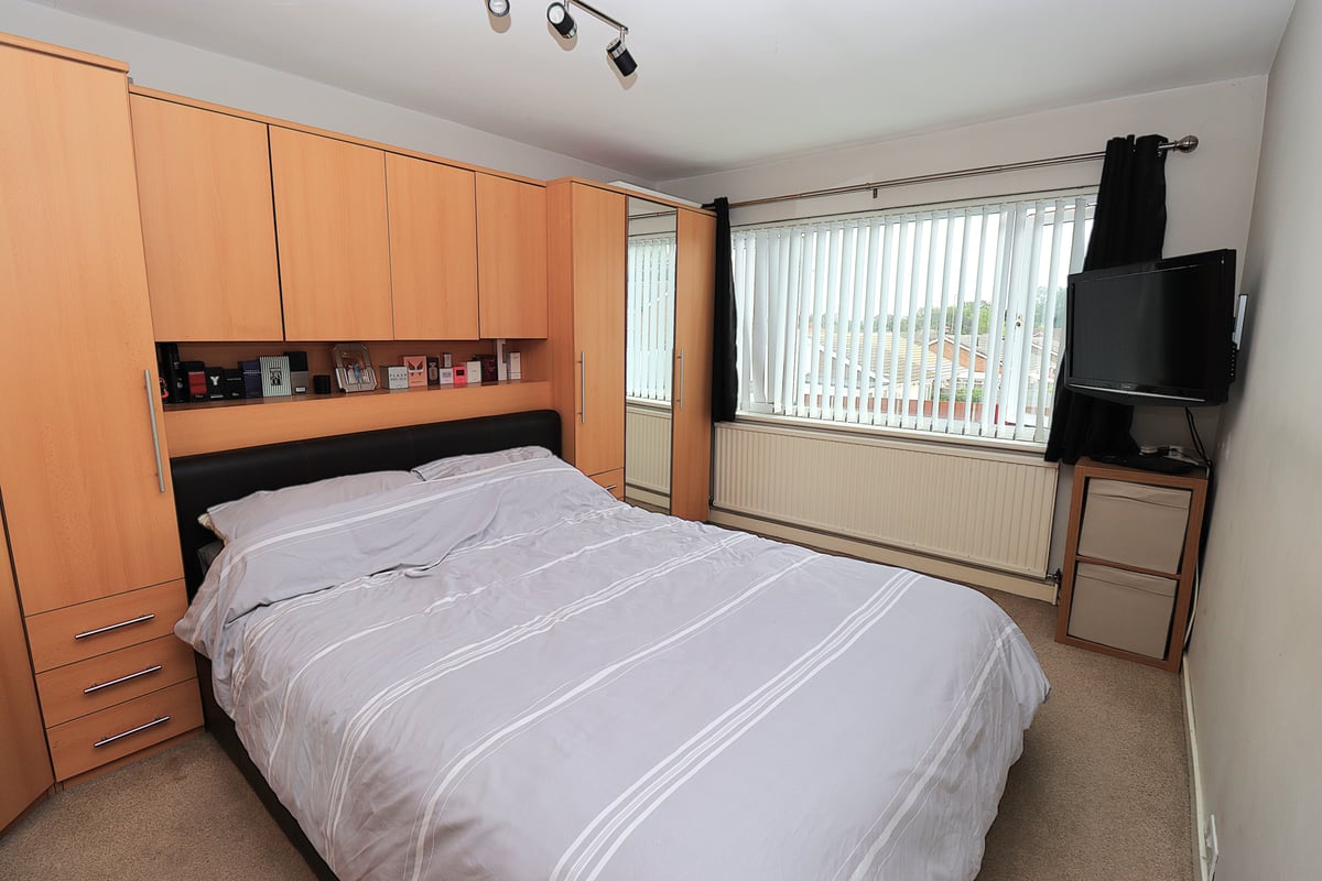  Shepherds Walk, FARNBOROUGH, GU14 9EY