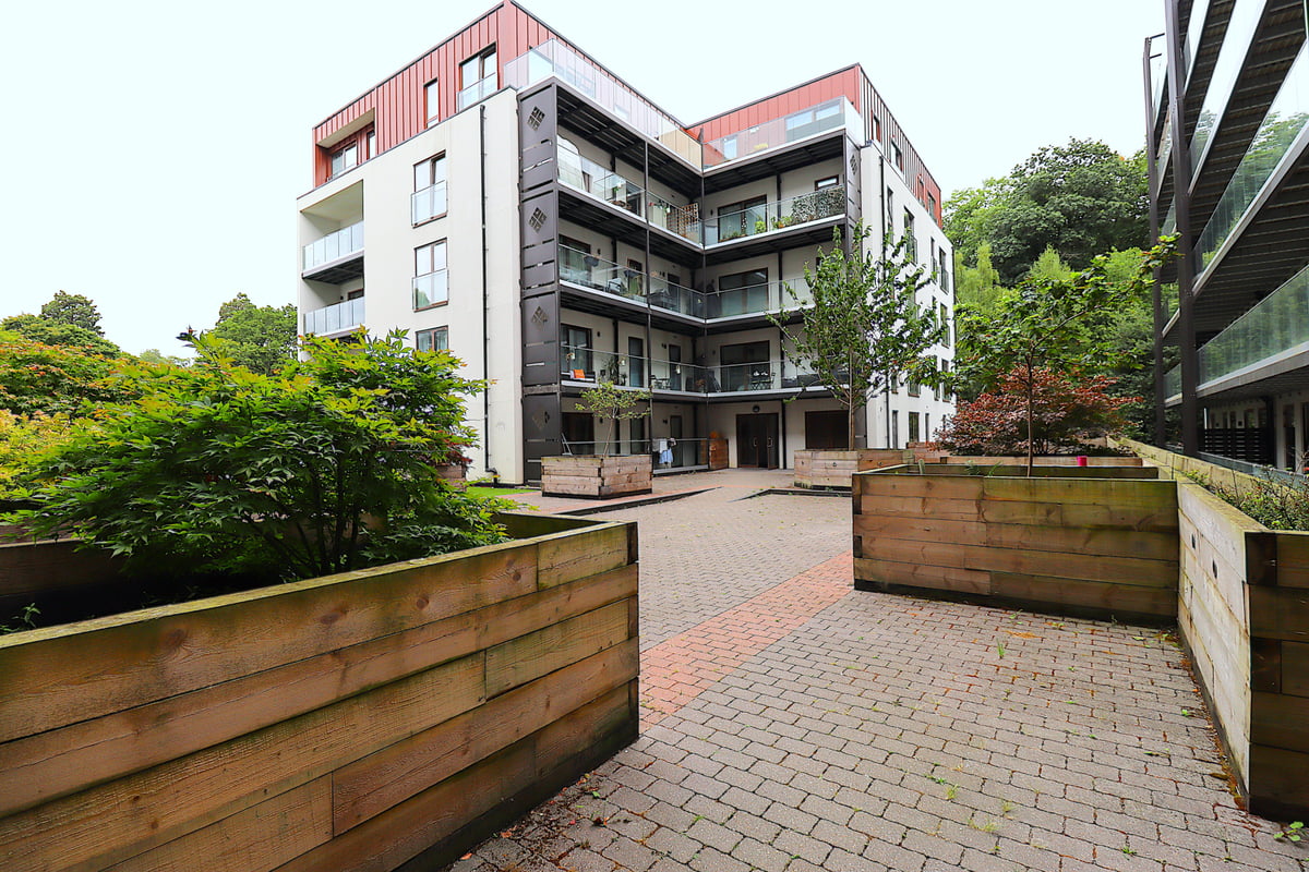 Farnborough Road, Farnborough, GU14 7GZ