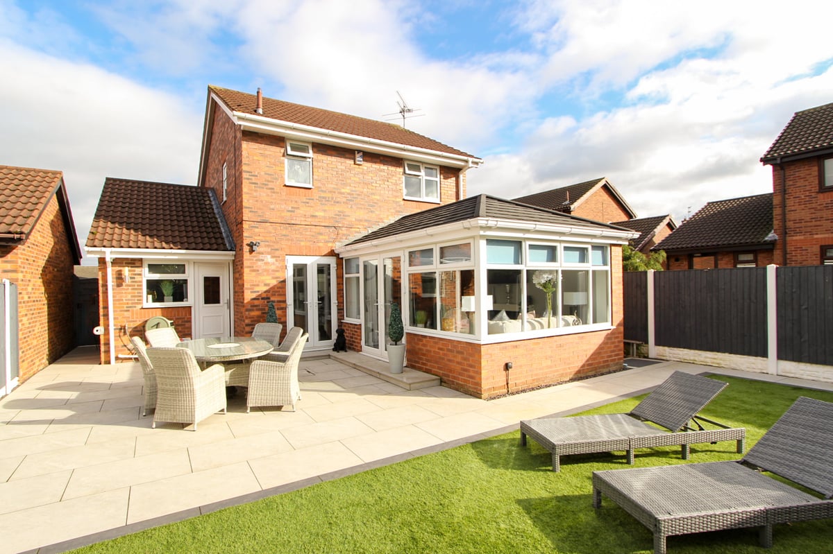 3 bedroom detached house for sale, Farnborough Drive, Cantley