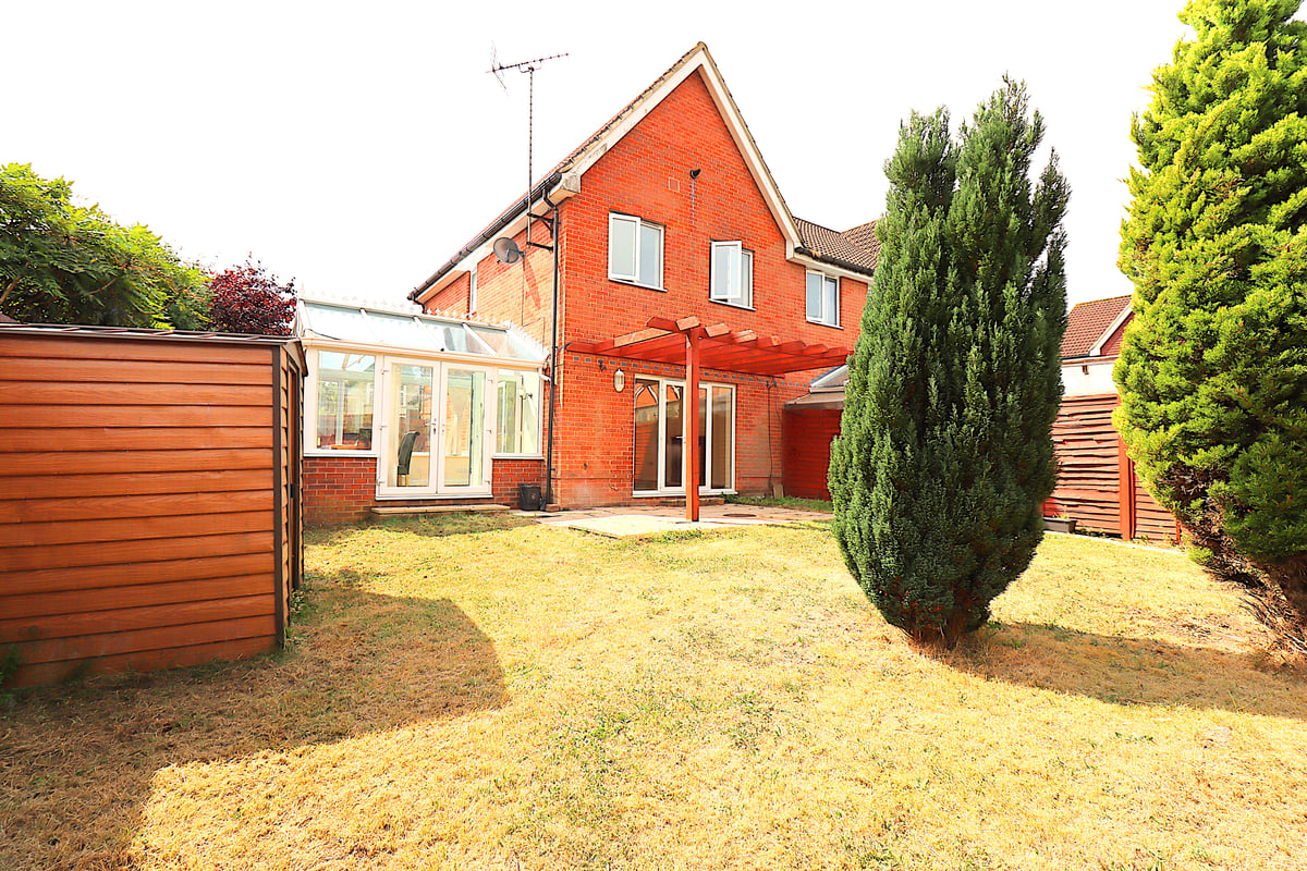 Fleet Road, Farnborough, GU14 9SL