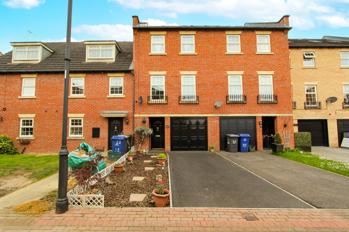 4 bedroom town house for sale, Farnley Road, Woodfield Plantation ...