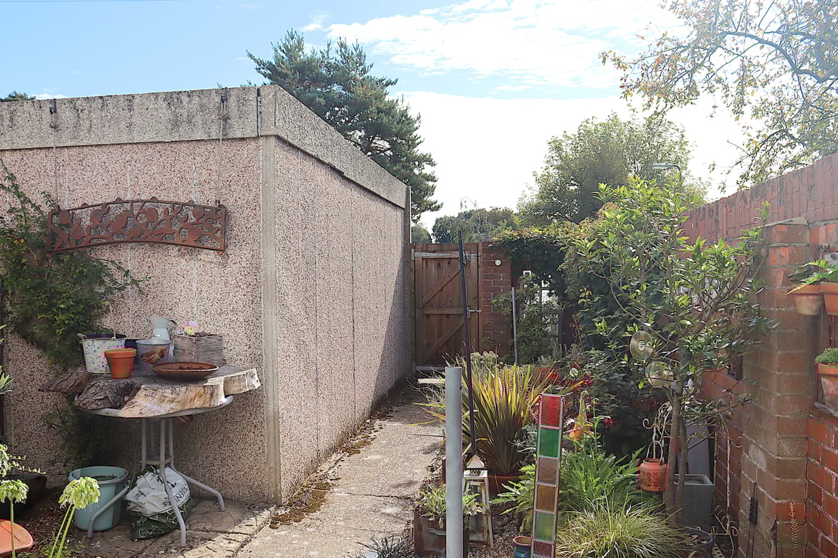 Pinewood Park, Farnborough, GU14 9LF