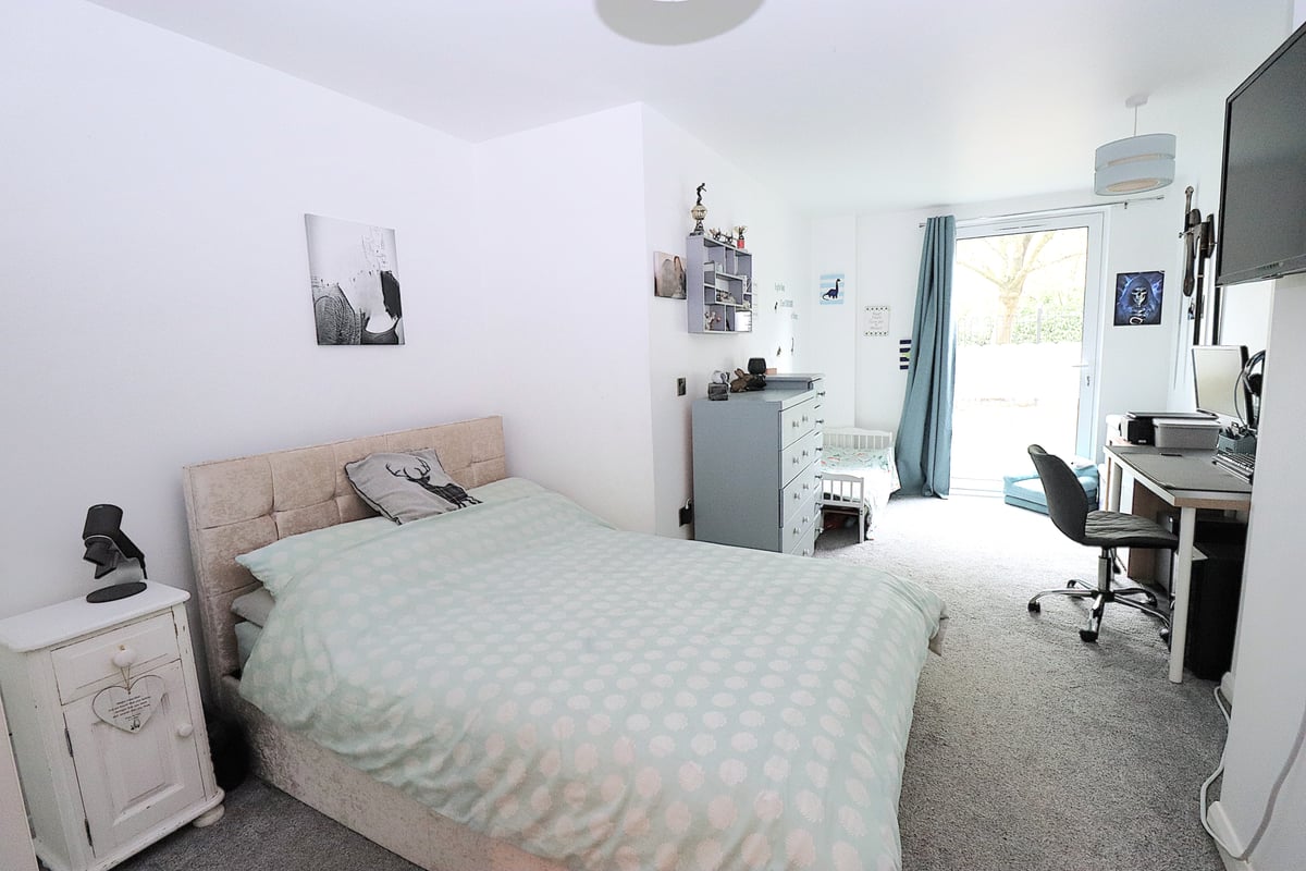 Farnborough Road, Farnborough, GU14 7GZ