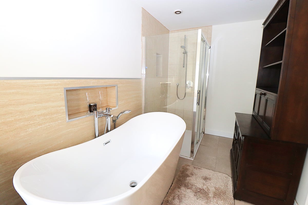 Farnborough Road, Farnborough, GU14 7JL